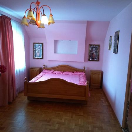Будинок В Центрі Luck Exteriér fotografie